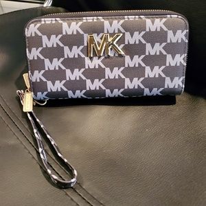 Large wristlet wallet
